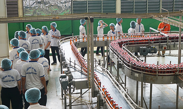 Mỗi giờ, một dây chuyền công nghệ vô trùng Aseptic tại nhà máy Tân Hiệp Phát cho công suất 48.000 chai sản phẩm, tương đương hơn 13 chai sản phẩm được xuất xưởng mỗi giây