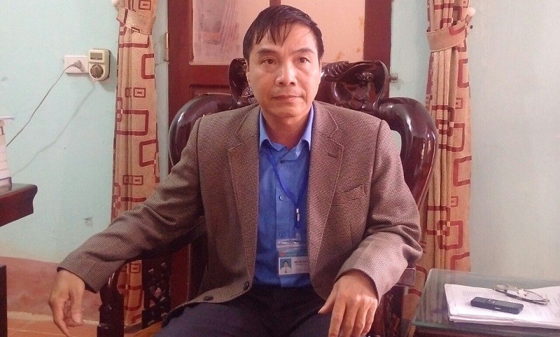 Ông Đỗ Tuấn Vinh, Chủ tịch UBND thị trấn Yên Lập trao đổi sự việc với phóng viên