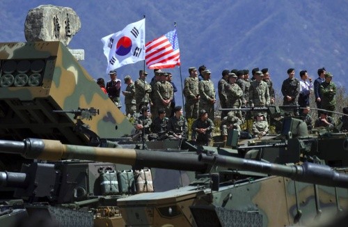 Quân đội Mỹ - Hàn trong một cuộc diễn tập chung. Ảnh: WSJ/VnExpress