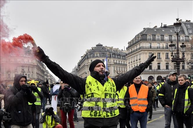 Người biểu tình "Áo vàng" tập trung tại quảng trường Opera ở Paris, Pháp ngày 15/12/2018. Ảnh: THX/ TTXVN