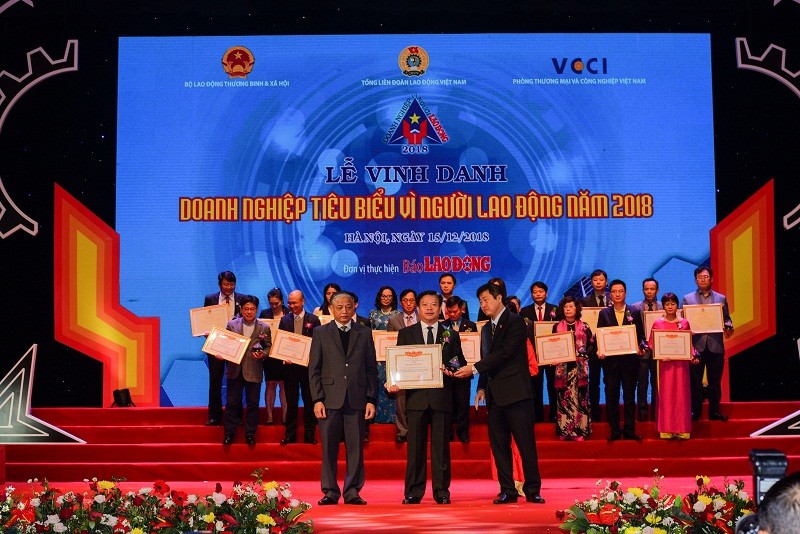 Đại diện Vedan Việt Nam, ông Kuo Ting Hung nhận giải thưởng từ ban tổ chức