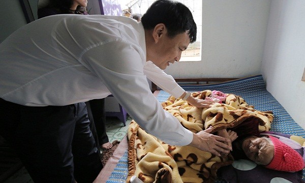 Ông Bùi Quang Vinh - Phó Tổng Giám đốc Ngân hàng Chính sách xã hội thăm hỏi Mẹ Việt Nam Anh hùng Y Nía (110 tuổi, ở thôn 6, xã Đắk Ui, huyện Đắk Hà, Kon Tum) có 4 con là liệt sĩ