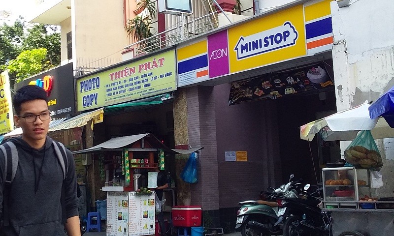 Cửa hàng Ministop trên đường Ung Văn Khiêm đối diện với Trường ĐH Công nghệ TP HCM nên khá đông sinh viên mua sắm