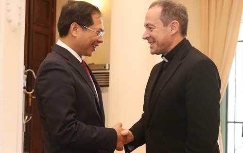 Thứ trưởng thường trực Bộ Ngoại giao Bùi Thanh Sơn (trái) và Thứ trưởng Ngoại giao Tòa thánh Vatican Antoine Camilleri tại Hà Nội. Ảnh: TTXVN