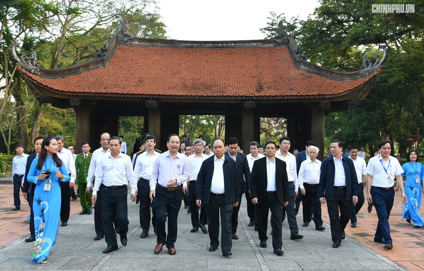 Thủ tướng thăm khu di tích Lam Kinh. - Ảnh: VGP/Quang Hiếu