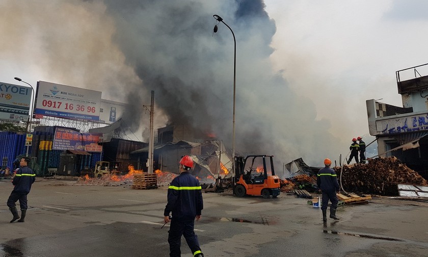 Cháy lớn thiêu rụi nhiều nhà xưởng tại ngã 3 Vũng Tàu 