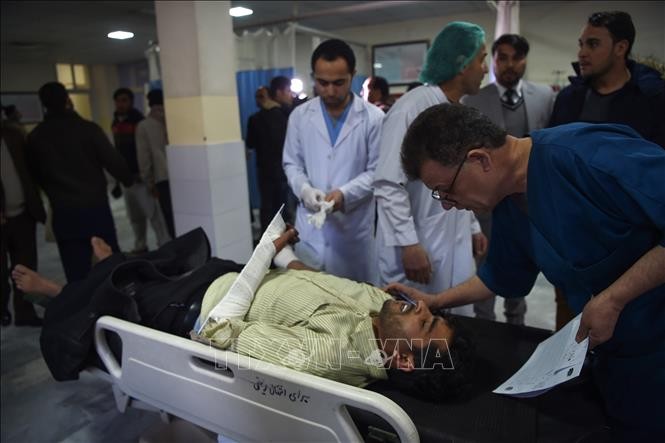 Nạn nhân bị thương trong vụ tấn công điều trị tại bệnh viện ở Kabul ngày 24/12. Ảnh: AFP/TTXVN