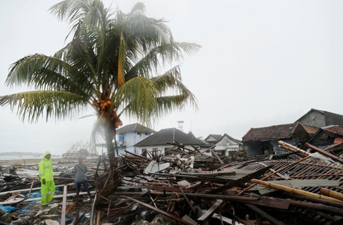Những ngôi nhà ven biển tại thị trấn Sumur, tỉnh Banten, Indonesia bị tàn phá sau thảm họa đêm 22/12. Ảnh: Reuters/VnE