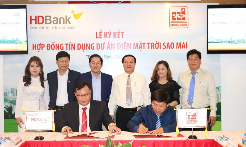 Ông Trương Vĩnh Thành - Phó TGĐ Tập đoàn Sao Mai và ông Trần Kiên Nghị - GĐ HD Bank Rạch Dừa thực hiện nghi thức ký kết hợp đồng tín dụng dự án điện NLMT Sao Mai Solar PV1