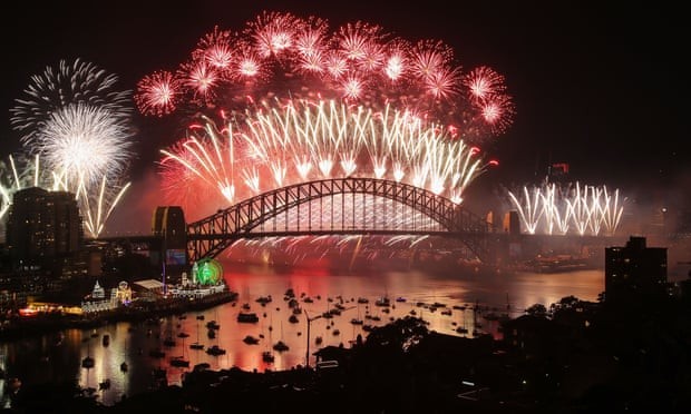 Pháo hoa rợp trời ở phía trên cầu cảng Sydney