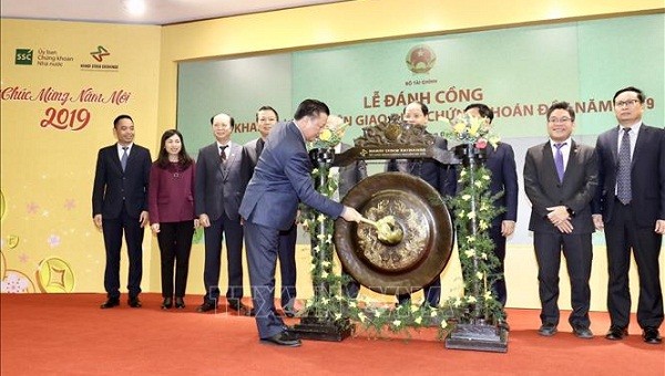 Bộ trưởng Bộ Tài chính Đinh Tiến Dũng đánh cồng khai trương phiên giao dịch đầu năm 2019 của TTCK Việt Nam