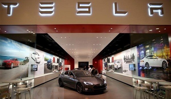 Ôtô của hãng Tesla được giới thiệu tại cửa hàng ở Miami, Florida, Mỹ. (Nguồn: AFP/TTXVN)