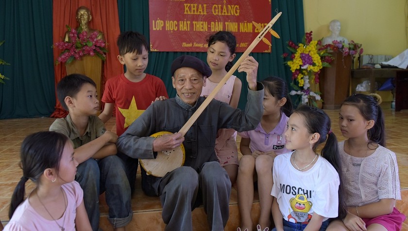 Nghệ nhân Nguyễn Mạnh Thẩm truyền nghề cho các em học sinh