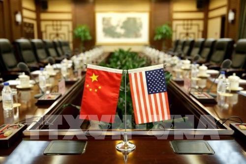 Quốc kỳ Trung Quốc (trái) và quốc kỳ Mỹ (phải) tại một hội nghị. Ảnh: REUTES/TTXVN