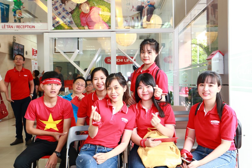 Các thành viên Dai-ichi Việt Nam tham gia hiến những giọt máu nghĩa tình