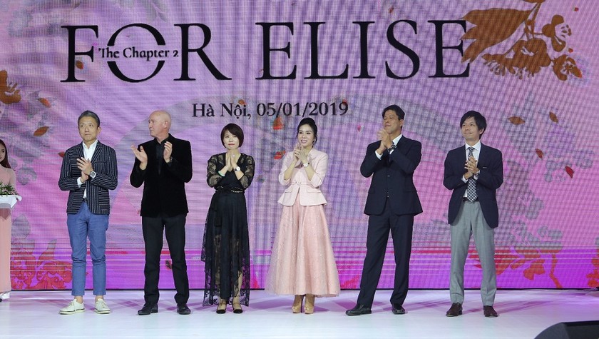 CEO Lưu Nga (mặc váy sáng màu) cùng Ban lãnh đạo Elise