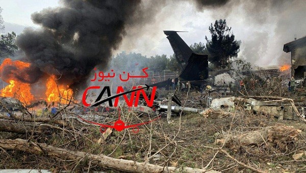 Chiếc máy bay bốc cháy và vỡ thành nhiều mảnh sau khi lao xuống một khu dân cư. (Ảnh: Twitter/Dân trí)