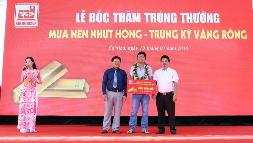 Ông Trương Vĩnh Thành - Phó TGĐ Tập đoàn Sao Mai (áo xanh) trao giải đặc biệt cho khách hàng Trần Thanh Tuấn