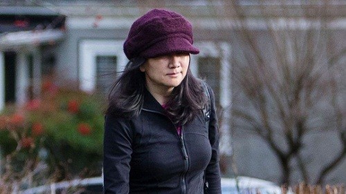 Bà Mạnh rời khỏi nhà riêng ở Vancouver hôm 10/1. Ảnh: Bloomberg/NLĐ