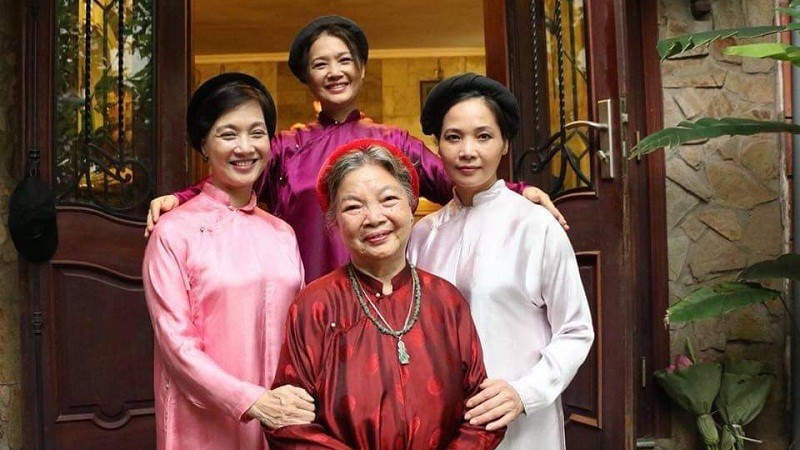 NSƯT Lê Mai  và các con gái Lê Vân, Lê Khanh, Lê Vi trong tà áo dài