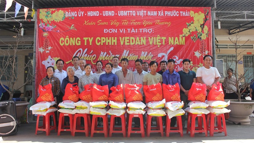 Ông Tsai Ping Hsuan – Phó Giám đốc Văn phòng Tổng Giám đốc (người đứng giữa) trao quà Tết cho bà con xã Phước Thái, huyện Long Thành