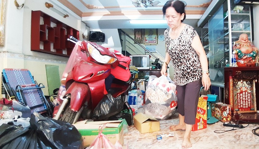 Người dân chung cư 518 Võ Văn Kiệt đang tất tả thu dọn đồ đạc để rời khỏi chung cư bị nghiêng