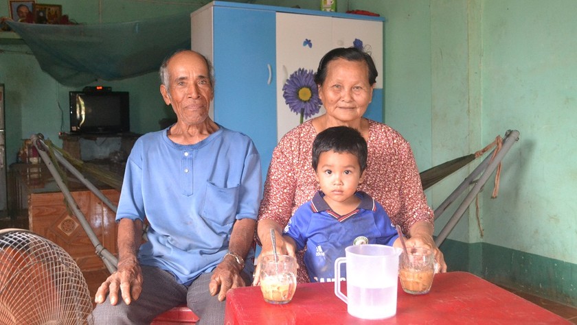 Vợ chồng ông Rơ Châm Gret và cháu ngoại ở làng Kte, xã Ia Phí, huyện Chư Păh, tỉnh Gia Lai