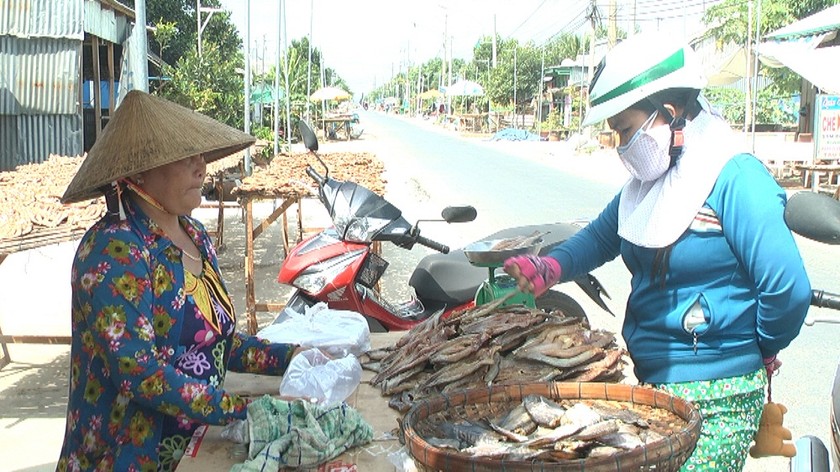 Khách hàng mua khô cá lóc