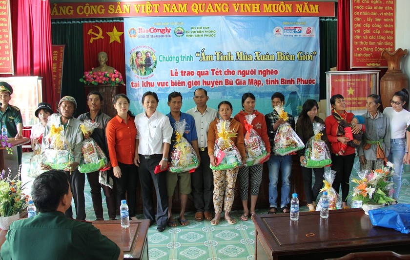 Ban tổ chức trao quà tết cho bà con nghèo tại xã Bù Gia Mập, huyện Bù Gia Mập, tỉnh Bình Phước