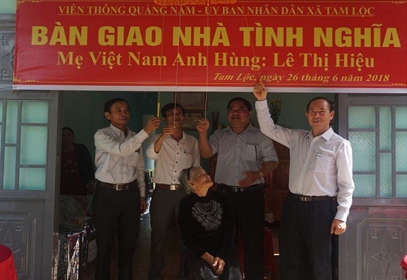 Đại diện VNPT tại Quảng Nam kéo băng khánh thành nhà tặng Mẹ Việt Nam anh hùng Lê Thị Hiệu hồi tháng 6/2018