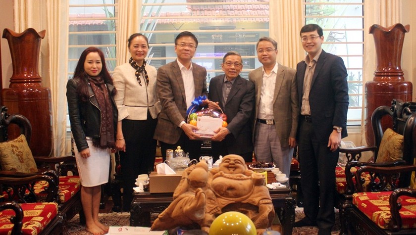 Bộ trưởng Lê Thành Long cùng đại diện lãnh đạo một số đơn vị thuộc Bộ thăm hỏi, tri ân nguyên Thứ  trưởng Nguyễn Văn Yểu