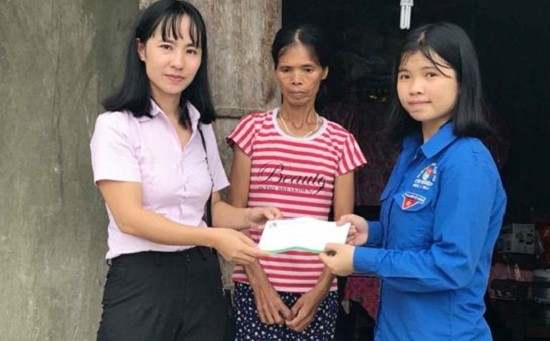 Cán bộ NHCSXH trao quà động viên hỗ trợ em Hồ Thị Nguyệt