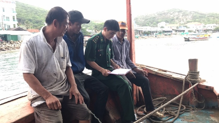 Trung úy Nguyễn Văn Nam tuyên truyền pháp luật cho người dân trên đảo Bình Hưng