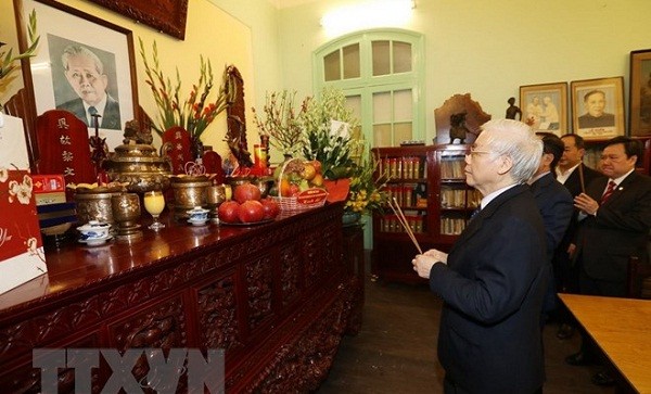 Tổng Bí thư, Chủ tịch nước Nguyễn Phú Trọng đến thắp hương tưởng niệm Tổng Bí thư Lê Duẩn. (Ảnh: Trí Dũng/TTXVN)
