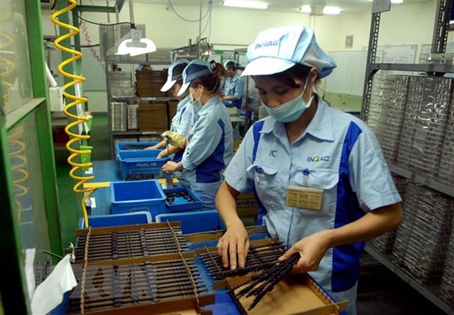 Dây chuyền sản xuất linh kiện cho các sản phẩm điện tử tại Công ty TNHH INOAC Viet Nam (vốn đầu tư của Nhật Bản), tại Khu công nghiệp Quang Minh (Hà Nội). (Ảnh: Danh Lam/TTXVN)