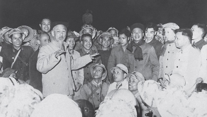Chủ tịch Hồ Chí Minh và Thủ tướng Phạm Văn Đồng thăm đơn vị bộ đội công binh đang diễn tập bắc cầu phao vượt sông Hồng ban đêm, ngày 5/2/1966. Ảnh Tư liệu