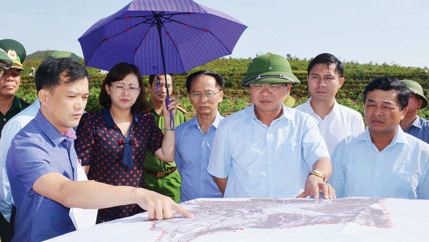 Chủ tịch Uỷ ban nhân dân tỉnh Lào Cai ông Đặng Xuân Phong trong một chuyến đi làm việc tại cơ sở