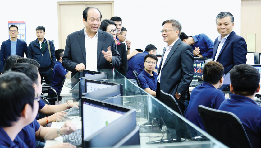 Bộ trưởng, Chủ nhiệm Văn phòng Chính phủ Mai Tiến Dũng thăm Trung tâm Công nghệ thông tin của Bảo hiểm xã hội Việt Nam