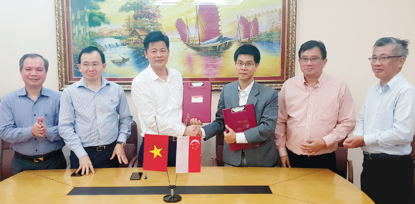 Ông Phan Mạnh Cường - Trưởng BQL các KCN Thái Nguyên trao ký kết hợp tác với nhà đầu tư đến từ Singapore