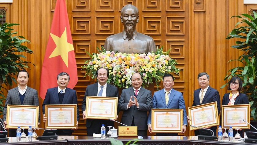 Thủ tướng Nguyễn Xuân Phúc trao Bằng khen cho các thành viên và nguyên thành viên Tổ công tác