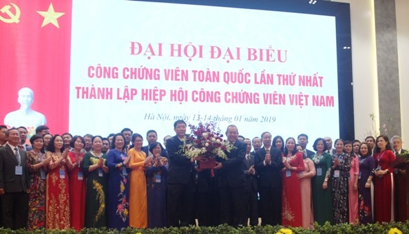 Phó Thủ tướng Thường trực Chính phủ Trương Hòa Bình tặng hoa chúc mừng Hiệp hội công chứng viên Việt Nam thành lập. Ảnh: TH
