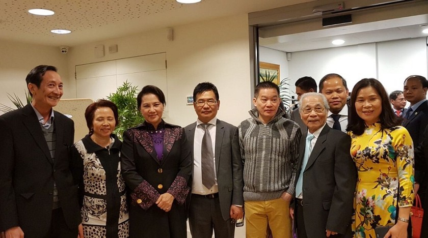 Chủ tịch Quốc hội Nguyễn Thị Kim Ngân (thứ ba từ trái qua) chụp hình lưu niệm cùng anh Lâm Việt Tùng và một số bà con kiều bào tại Hà Lan