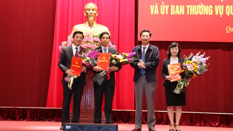 Đồng chí Nguyễn Văn Đọc, Bí thư Tỉnh ủy, Chủ tịch HĐND tỉnh Quảng Ninh trao các quyết định, nghị quyết cho các đồng chí nhận nhiệm vụ mới