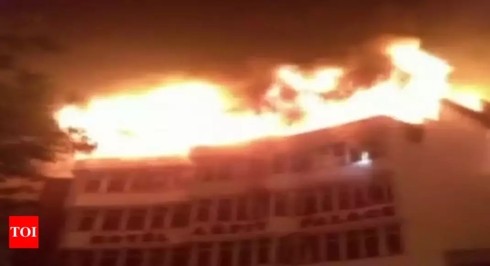 Ít nhất 17 người thiệt mạng và 4 người khác bị thương trong vụ cháy khách sạn Cung Điện Arpit. Ảnh: Times of India/VOV
