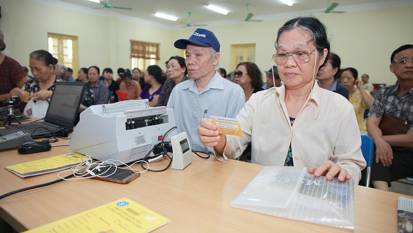 Bảo hiểm xã hội Việt Nam mở rộng việc chi trả lương hưu qua hệ thống bưu điện, tạo thuận lợi cho người dân. (Ảnh minh họa) 