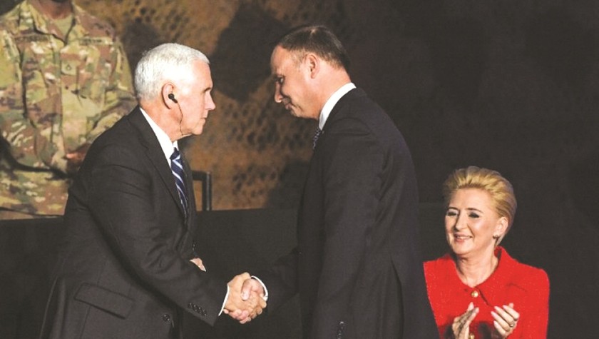 Phó Tổng thống Mỹ Mike Pence bắt tay Tổng thống Ba Lan Andrzej Duda