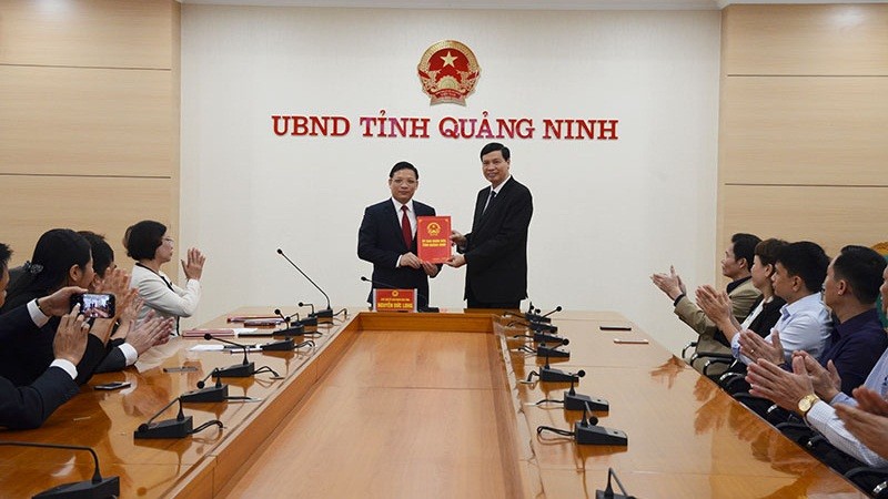Chủ tịch UBND tỉnh Quảng Ninh trao quyết định cho đồng chí Nghiêm Xuân Cường