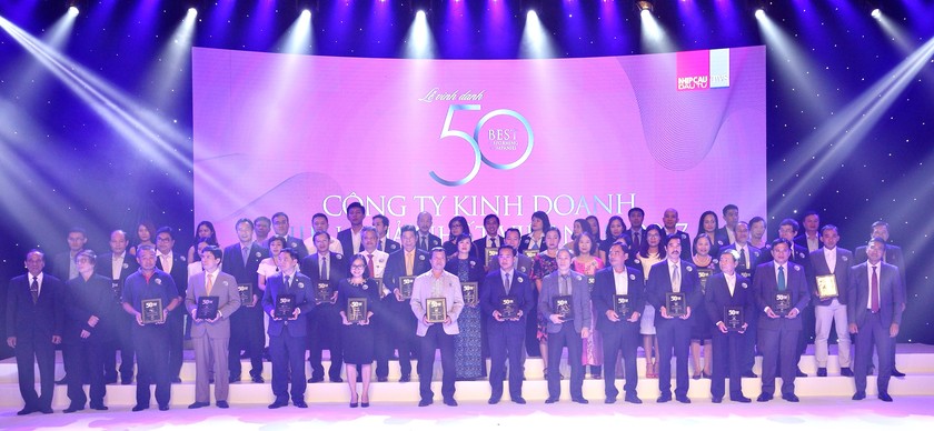 Ông Nguyễn Quốc Khánh – Giám đốc Điều hành Vinamilk cùng các đại diện công ty được xếp hạng “Top 50 công ty kinh doanh hiệu quả nhất Việt Nam” trên sân khấu sự kiện