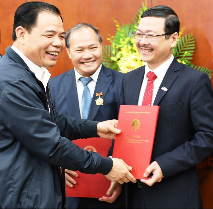 Bộ trưởng Nguyễn Xuân Cường đã trao Quyết định cho ông Nguyễn Ngọc Thạch. Ảnh KT&ĐT