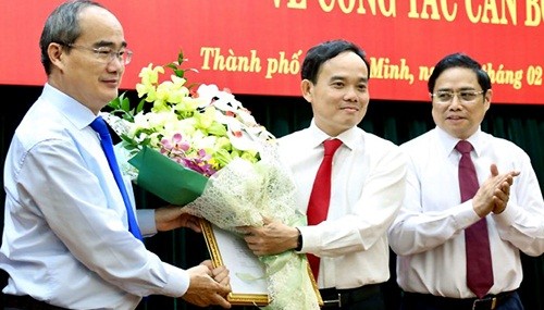 Bí thư Thành ủy Nguyễn Thiện Nhân (trái) tặng hoa cho tân Phó bí thư Trần Lưu Quang. Ảnh: Hữu Công